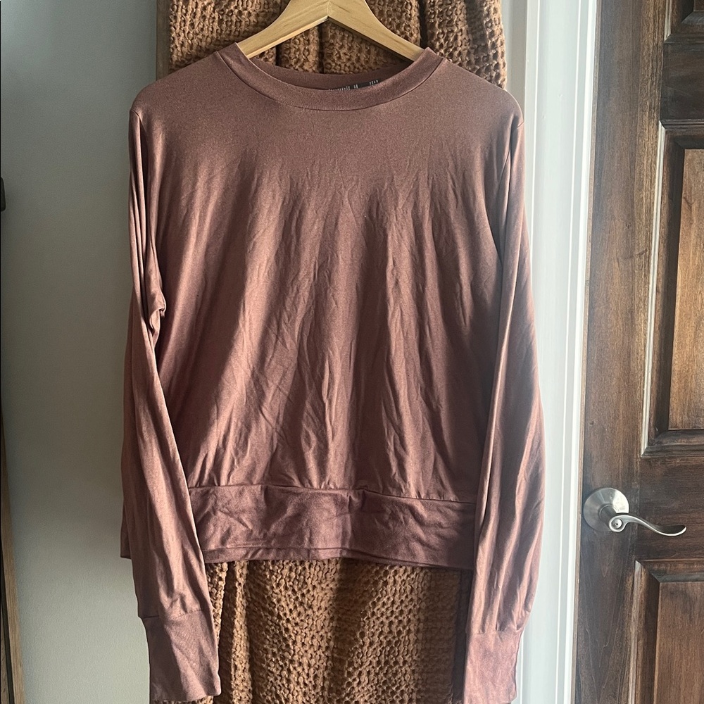 Vuori Long sleeve T shirt women’s size XL (runs small)